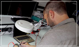 Pearl-medewerker die een product controleert