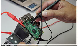 Pearl-medewerker tijdens het testen van een product