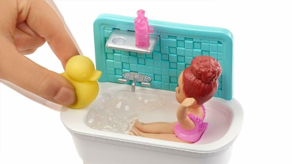 Barbie Skipper Babysitter met peuter en badkuip