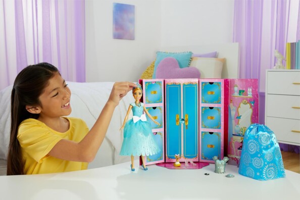 Mattel Disney Assepoester prinsessenpop met verrassende koninklijke jurken